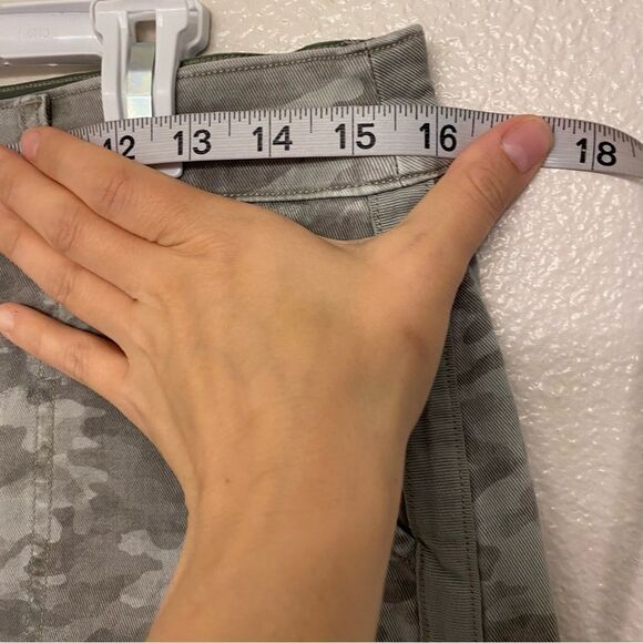 Spanx pull on camo green stonewash shorts stretch mud rise twill 5” size M - Picture 4 of 11